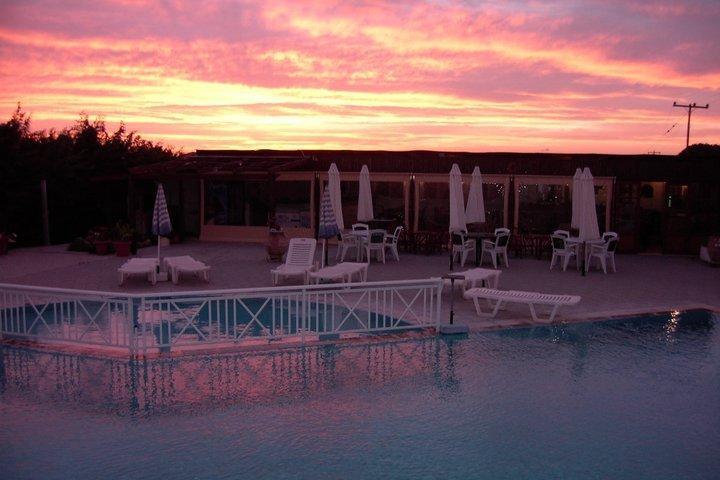 Alkmini Hotel Theológos Eksteriør billede